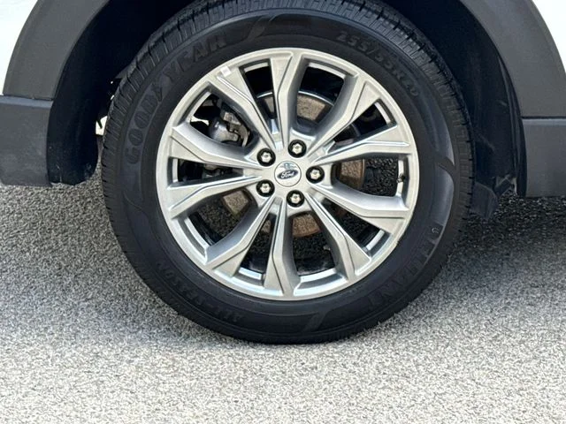 Used 2023 White Ford Limited image 9