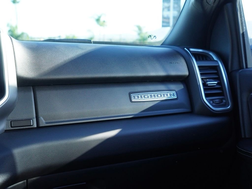 New 2026 Diamond Black Crystal Pearl-Coat Exterior Paint RAM Big Horn Night Edition image 26