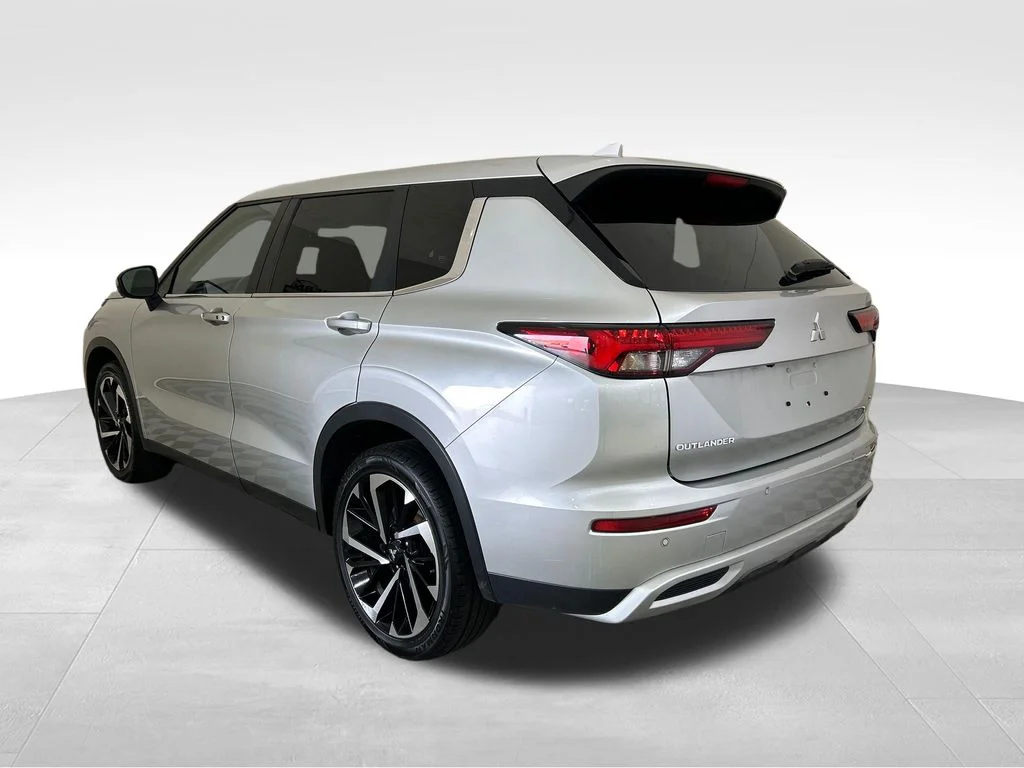 Used 2024 Silver Mitsubishi SE image 3