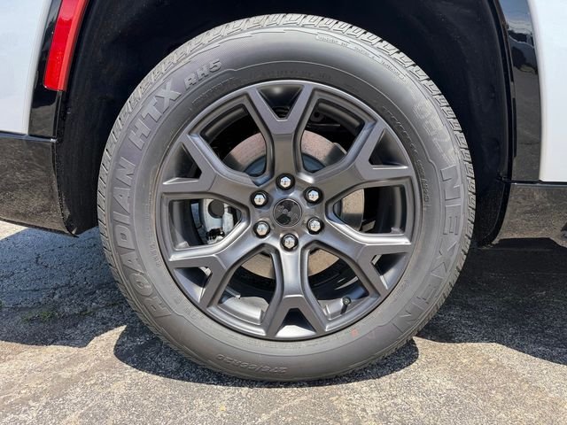 New 2026 Silver-Zynith Exterior Paint Jeep Limited Altitude image 6