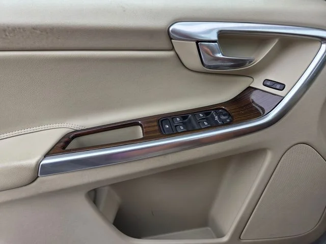 Used 2017 Silver Volvo T5 Inscription image 17
