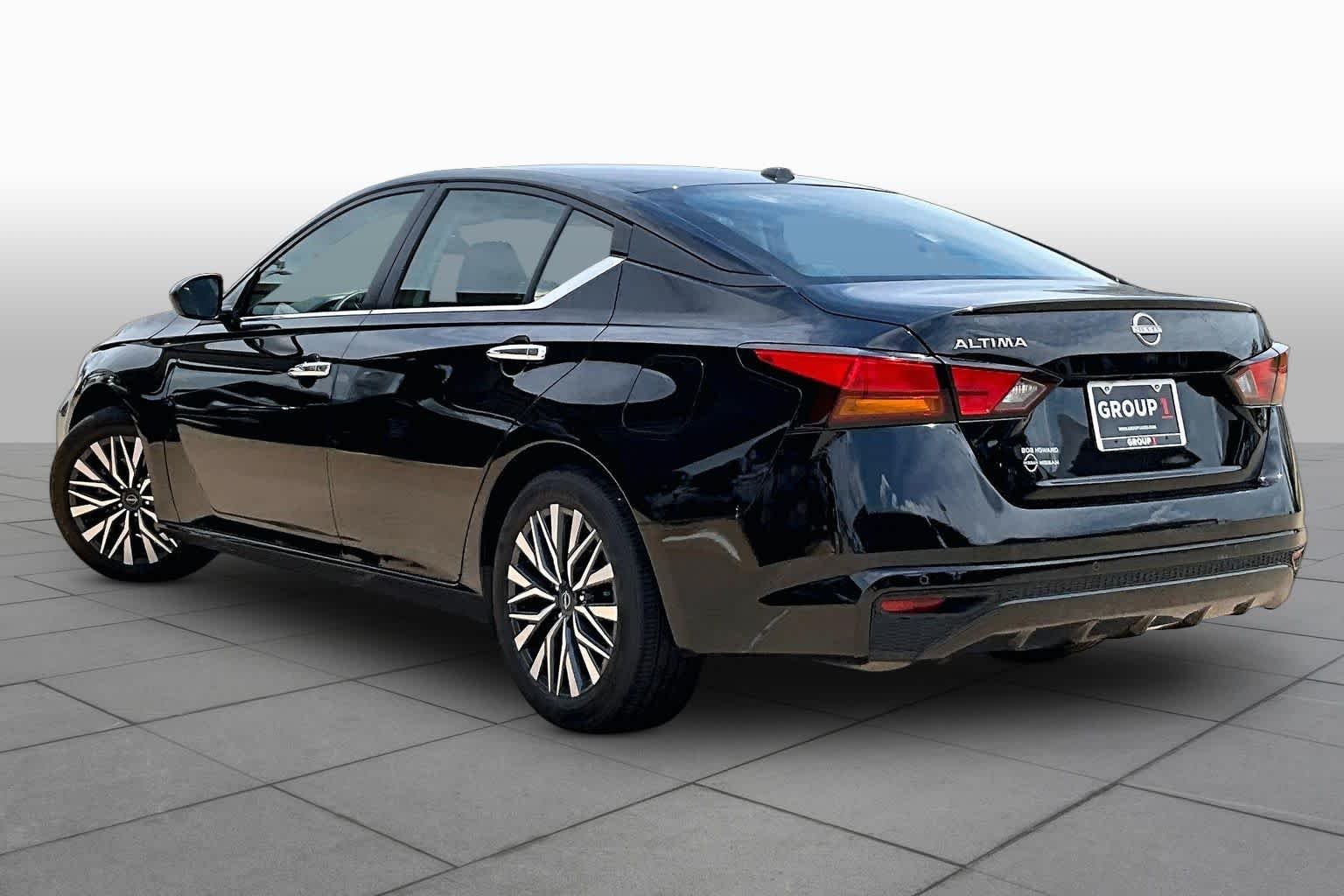 Used 2025 Super Black Nissan SV image 9
