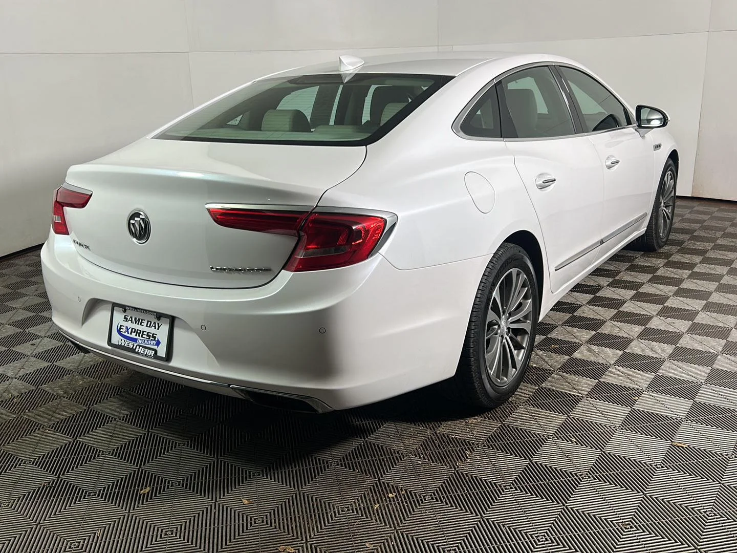 Used 2017 White Frost Tricoat Buick Essence image 6