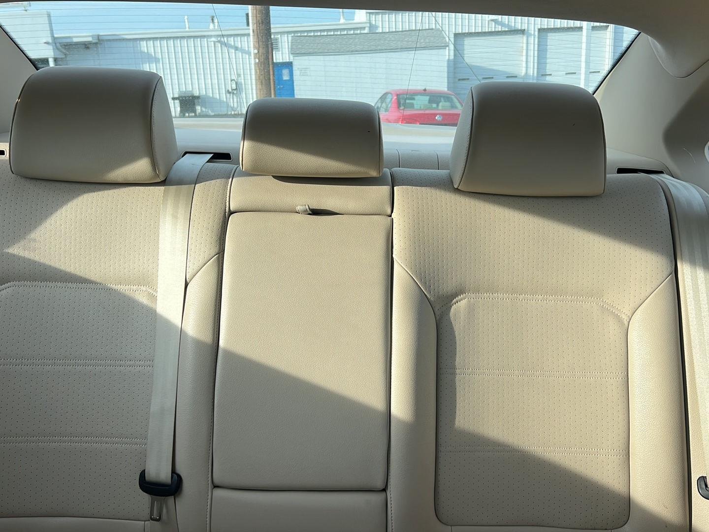 Used 2013 Candy White Volkswagen TDI SE w/Sunroof & Nav image 22