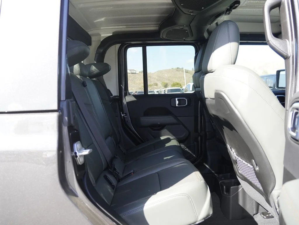 New 2026 Granite Crystal Metallic Clear-Coat Exterior Paint Jeep Mojave image 30