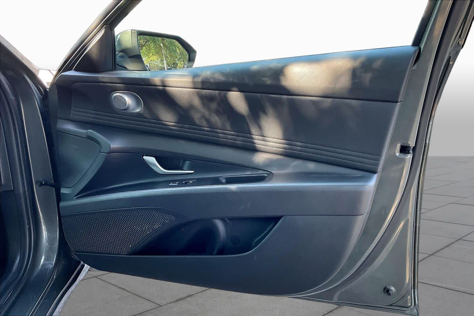 Used 2025 Amazon Gray Hyundai SEL Convenience image 23