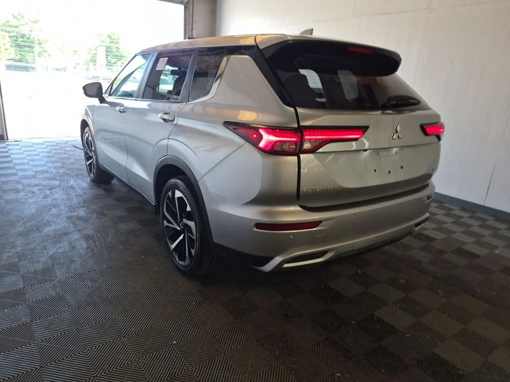 Used 2022 Silver Mitsubishi SE Launch Edition image 4