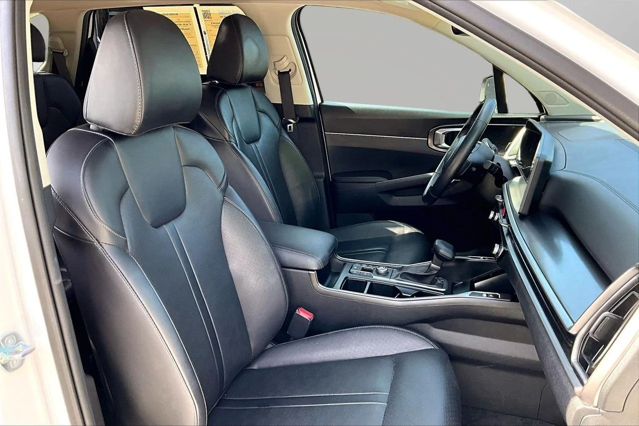 Used 2025 White Kia S image 23