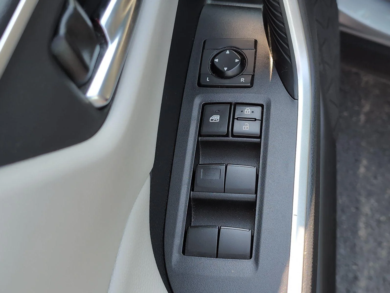Used 2020 Silver Sky Metallic Toyota XLE image 20