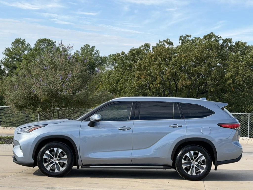 Used 2022  Toyota XLE image 3