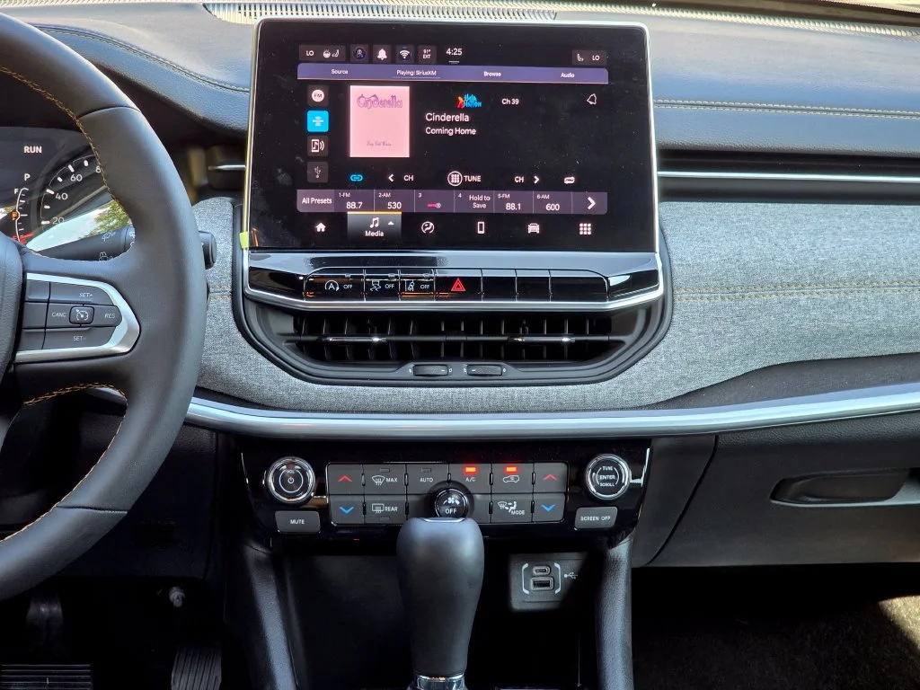 New 2026 White Jeep Latitude image 30