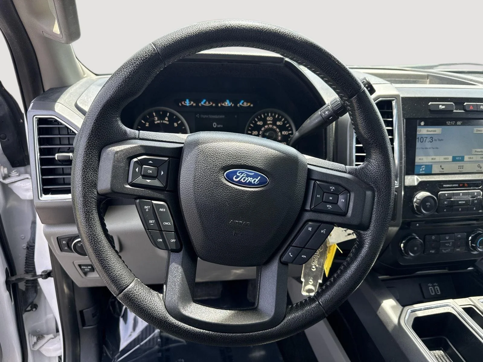 Used 2016 Oxford White/Magnetic Metallic Ford XLT image 19