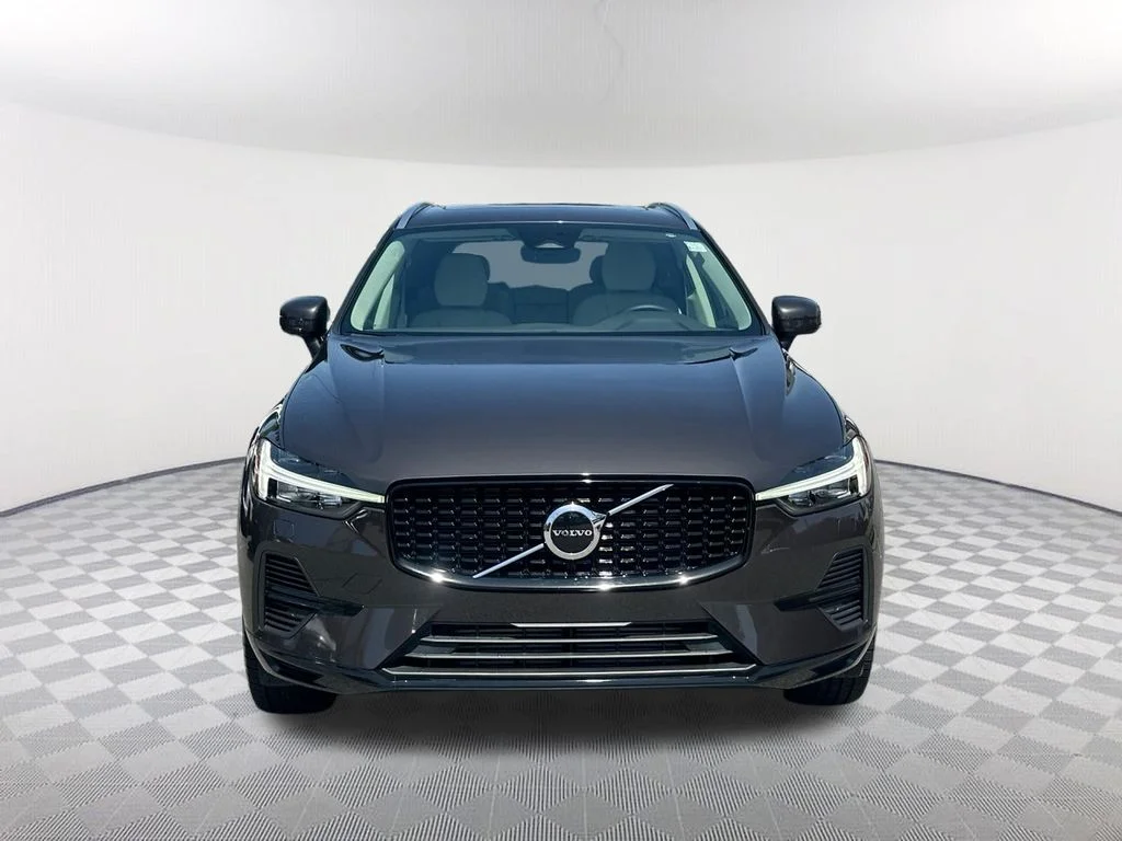 Used 2023  Volvo T8 Core Bright Theme image 2