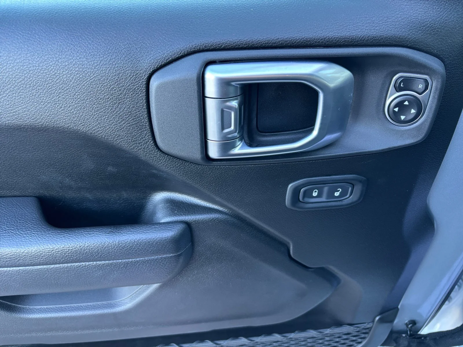 Used 2024 Silver Zynith Jeep Rubicon image 11