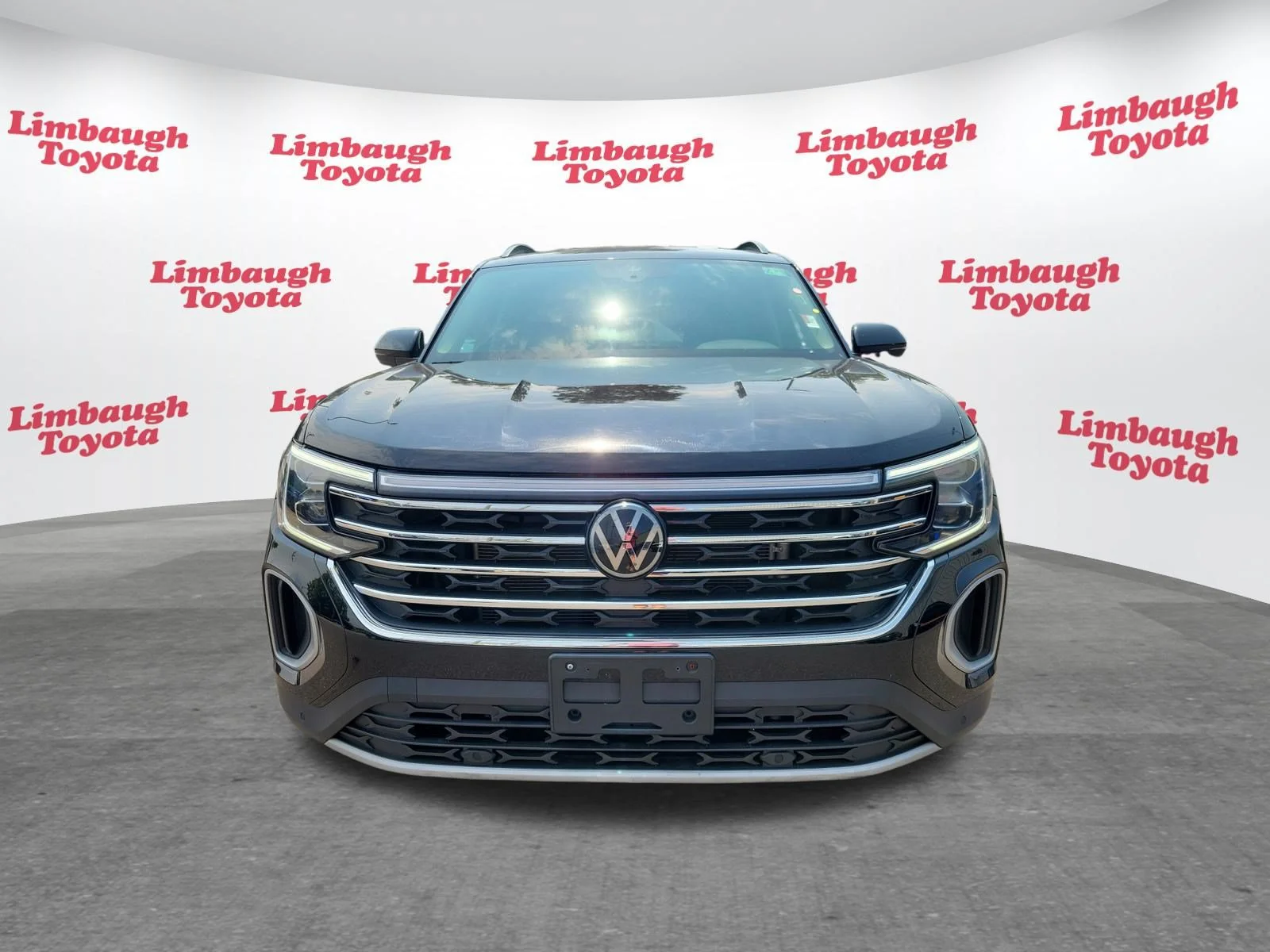 Used 2025 Black Volkswagen 2.0T SE w/Technology image 21