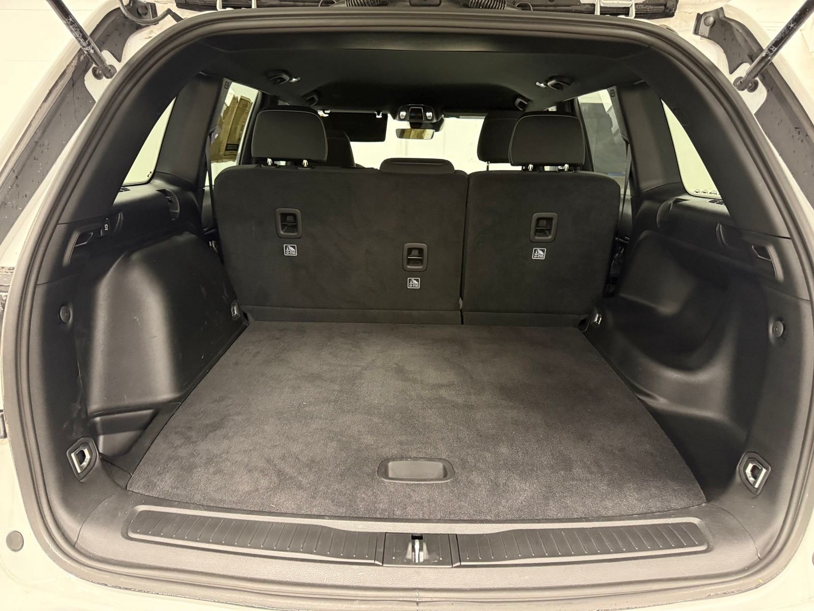 Used 2025 White Jeep Laredo image 11