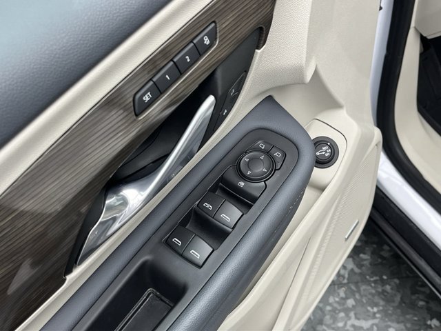 Used 2024 White Frost Tricoat GMC Denali image 10