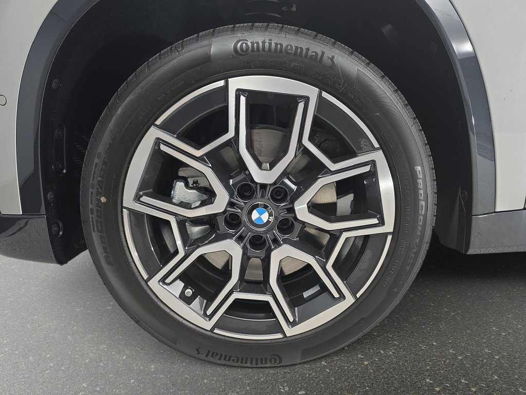 New 2026 Space Silver Metallic BMW xDrive28i image 32
