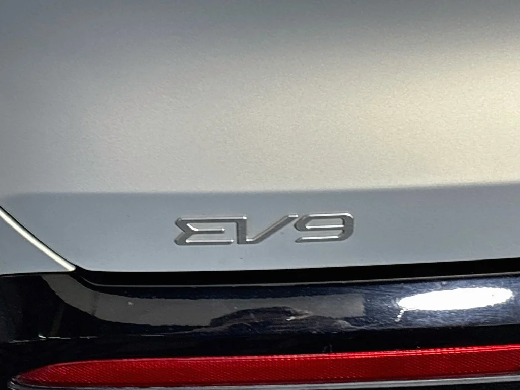 Used 2024 Ivory Kia Land image 25