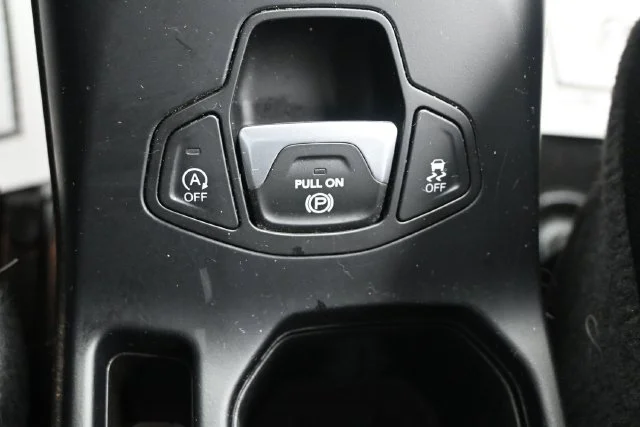 Certified Used 2023 Alpine White Clearcoat Jeep Latitude image 15