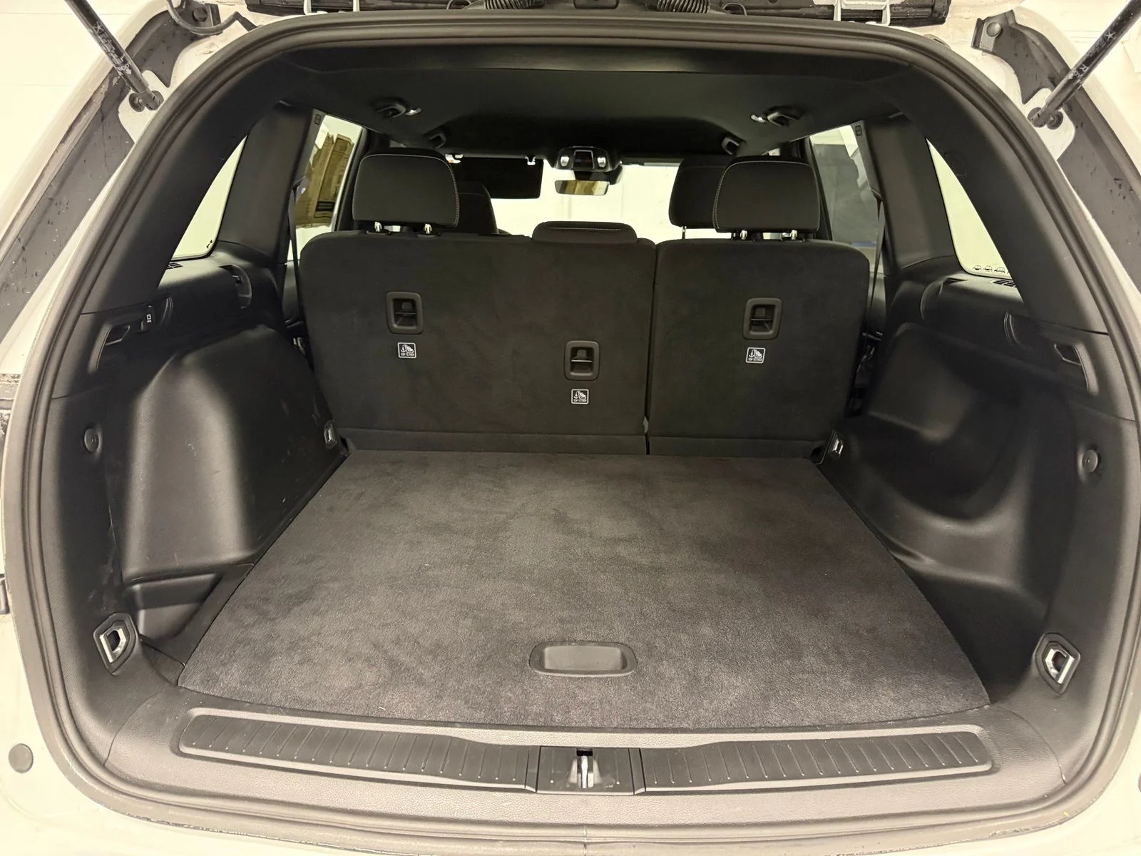 Used 2025 White Jeep Laredo image 11