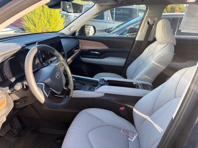 Used 2025  Toyota Platinum image 35