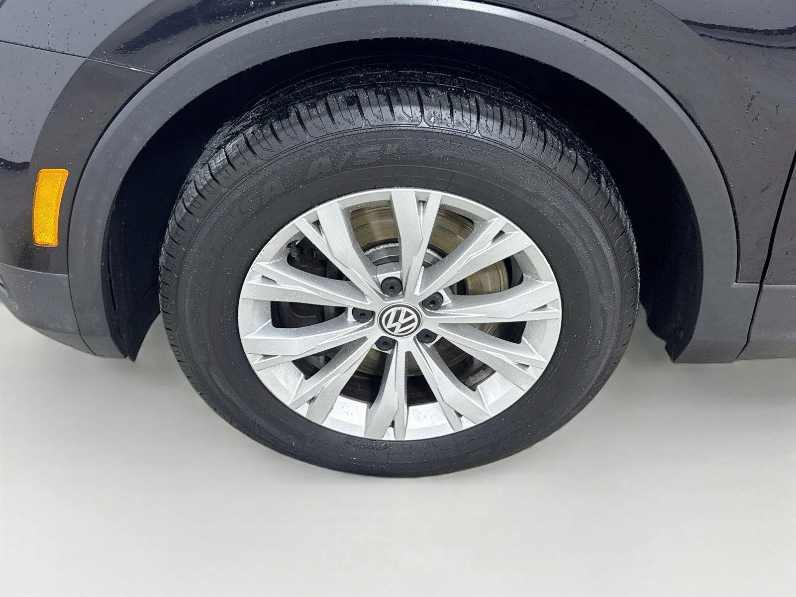 Used 2018 Deep Black Pearl Metallic Volkswagen SE image 29