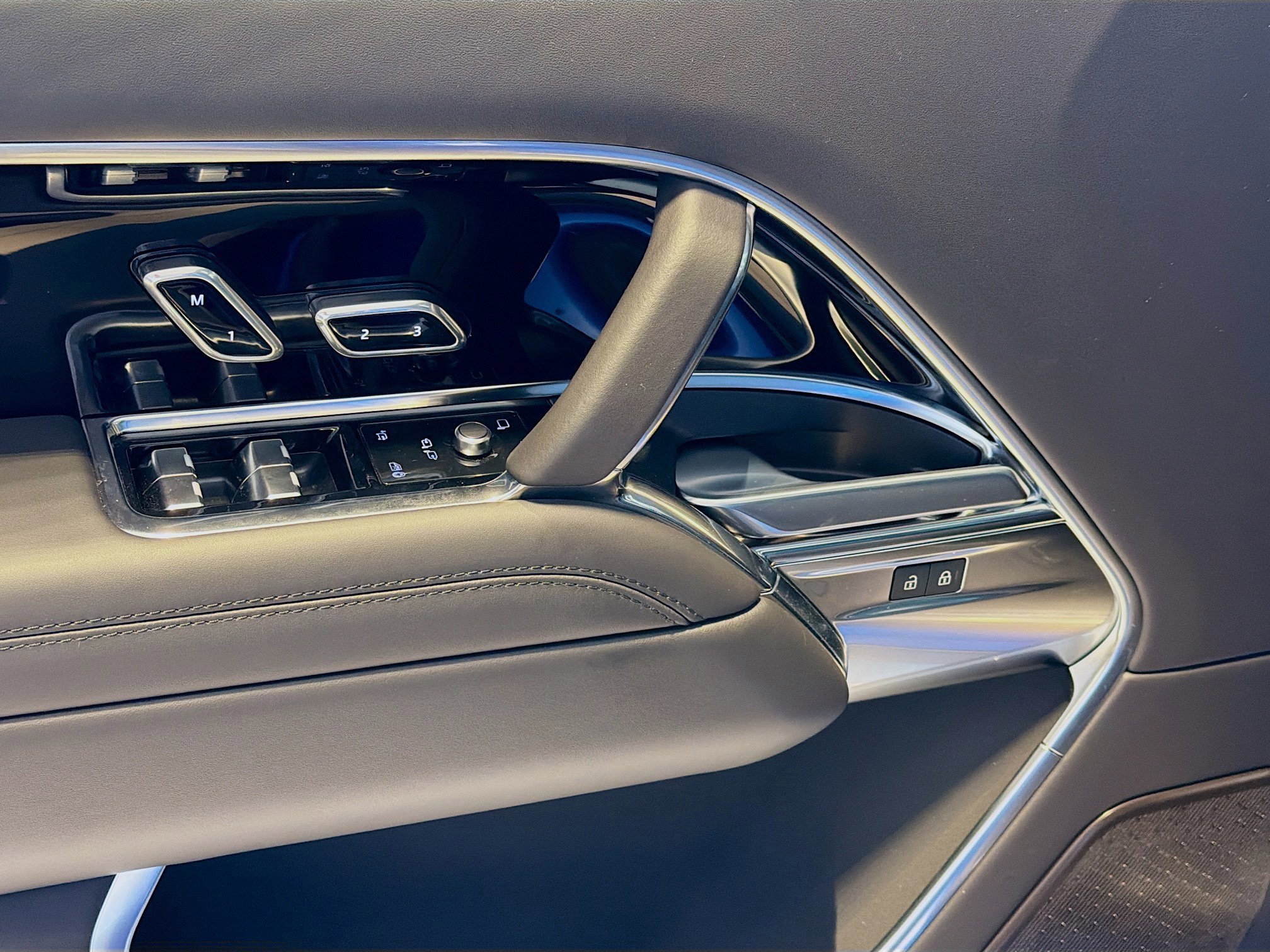New 2026 Velocity Blue Satin Land Rover Autobiography image 20