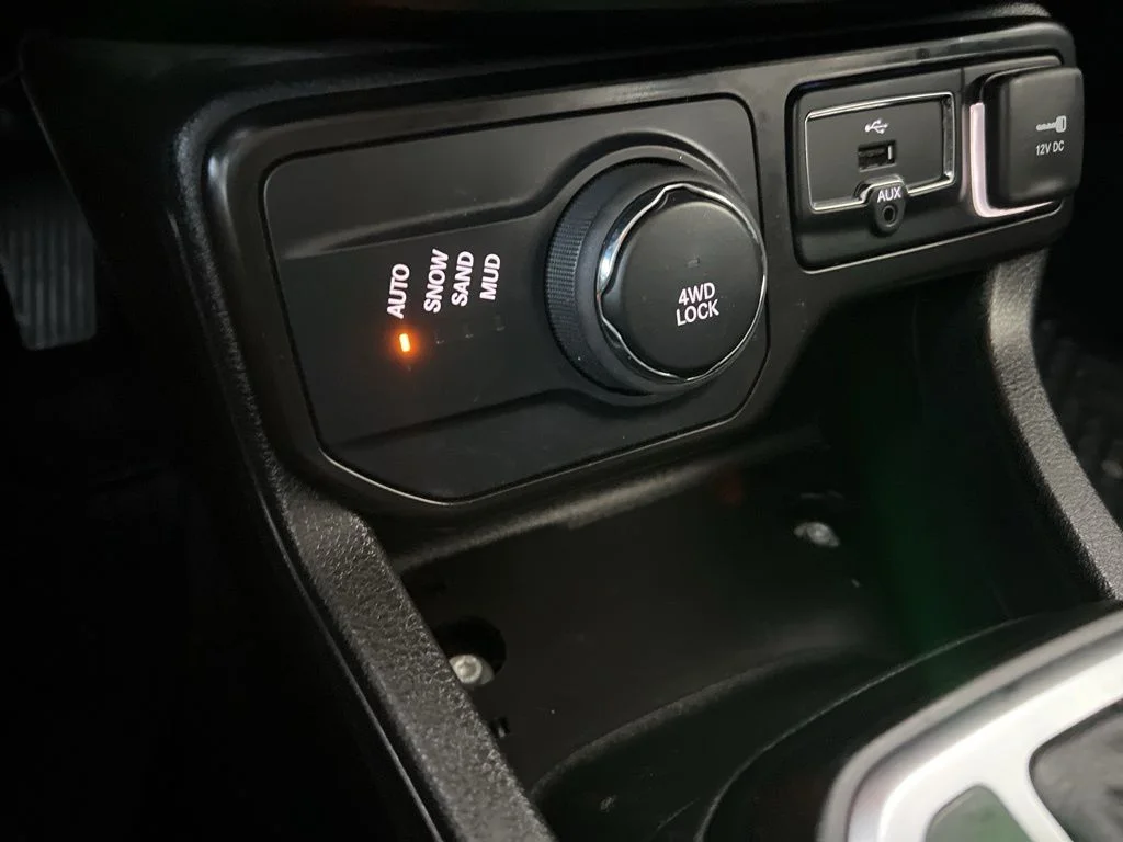 Used 2023 White Jeep Altitude image 43
