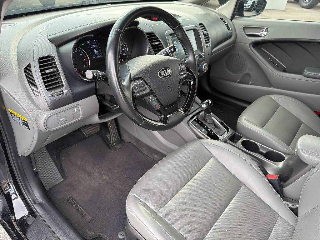 Used 2017 Black Kia EX image 27