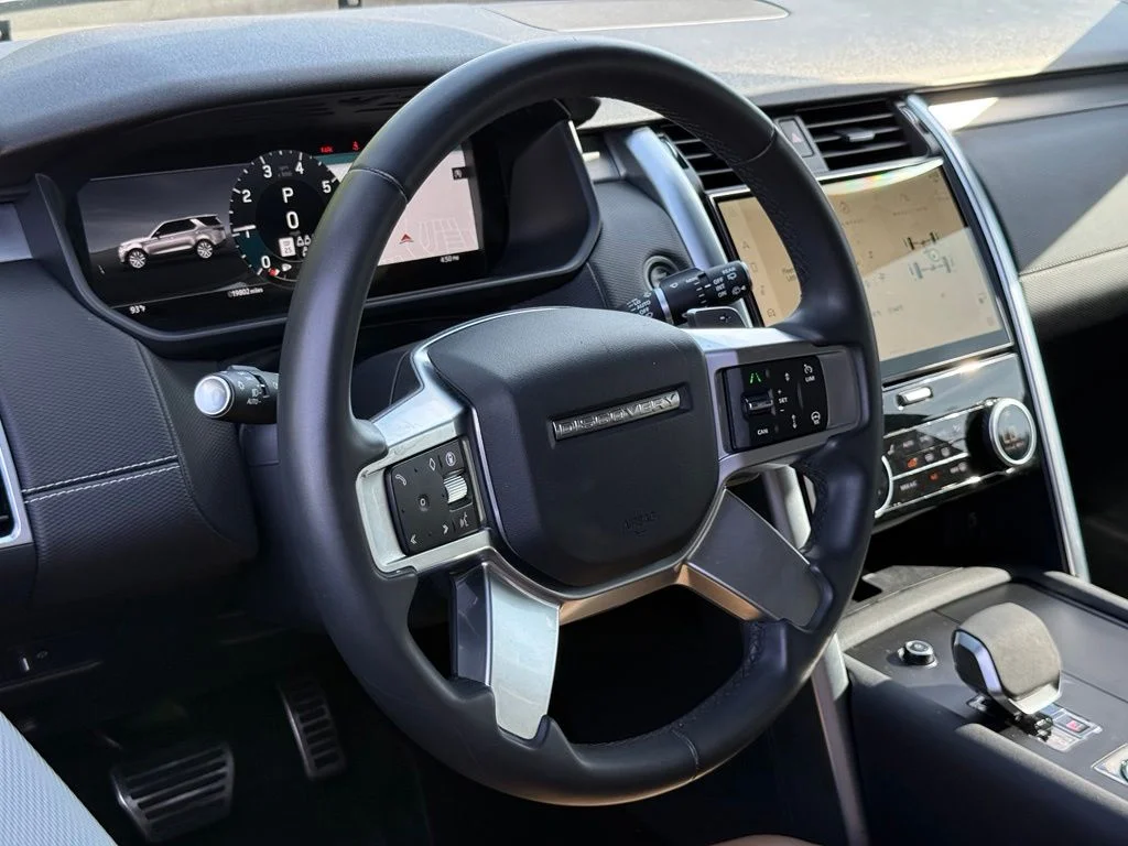 Used 2024 Blue Land Rover Dynamic SE image 18