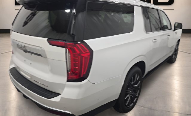 Used 2023 White Frost Tricoat GMC Denali image 22