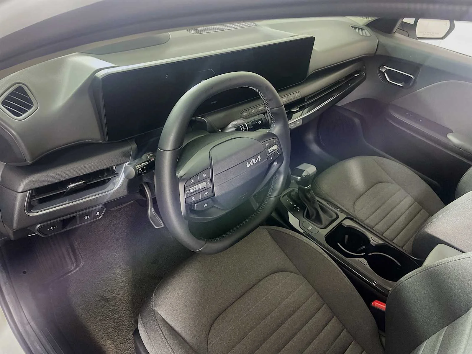 Used 2025 Snow White Pearl Kia EX image 7