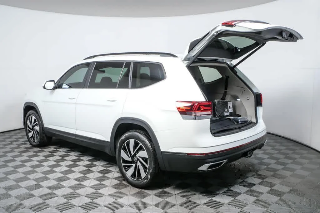 New 2026 Opal White Pearl Volkswagen 2.0T SE w/Technology image 27