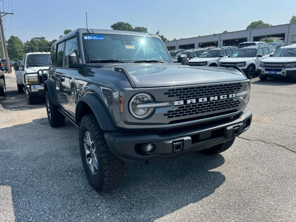 Used 2025 Carbonized Gray Metallic Ford Badlands image 2