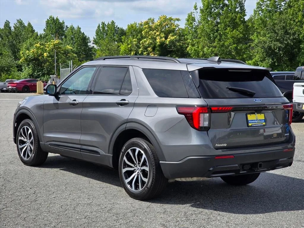Used 2025 Gray Ford ST-Line image 2