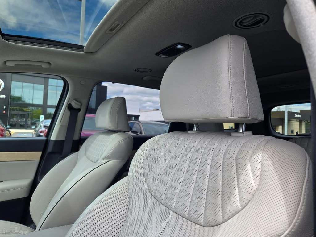 Used 2023 Graphite Hyundai Limited image 28