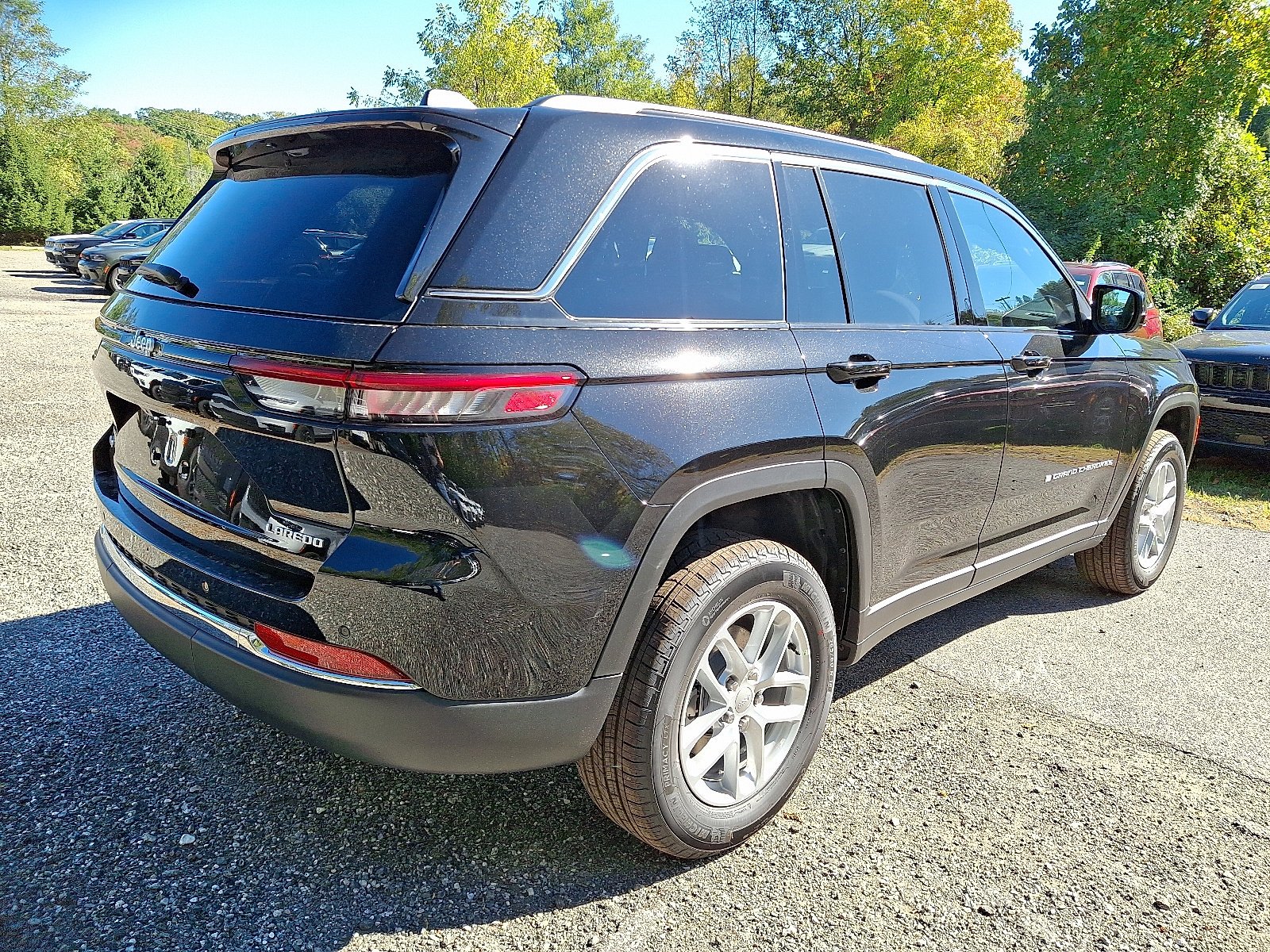 New 2025 Diamond Black Crystal Pearl-Coat Exterior Paint Jeep Laredo X image 4