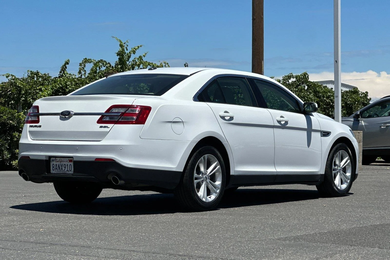 Used 2017 Oxford White Ford SEL image 4