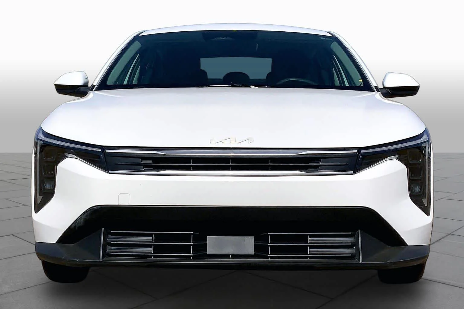 Used 2025 Snow White Pearl Kia LXS image 4
