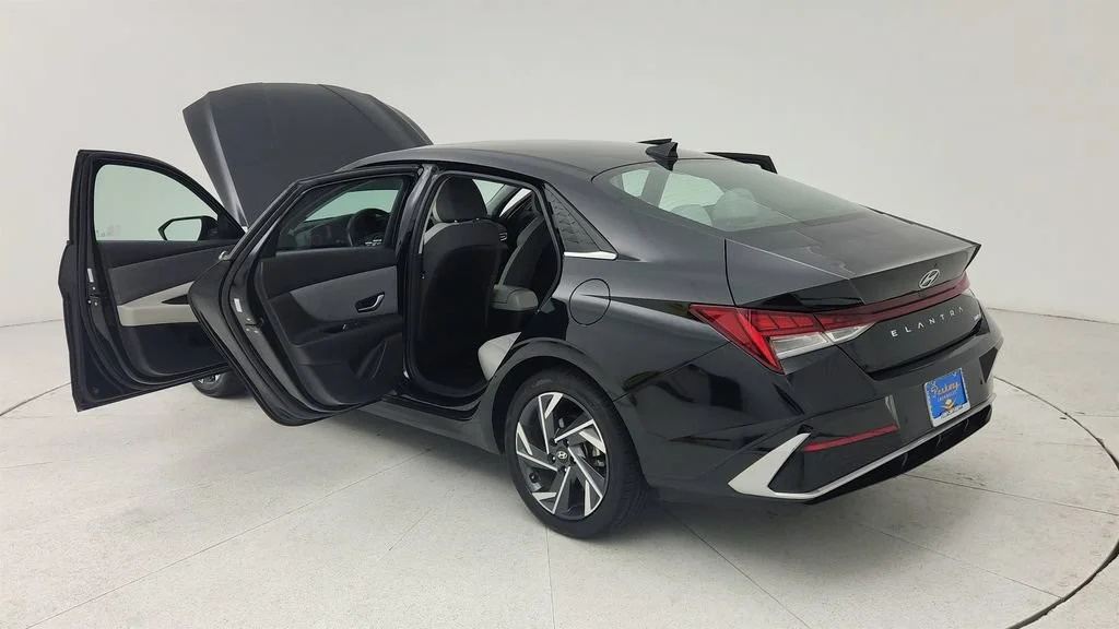 2024 Hyundai Elantra Limited - Photo 11