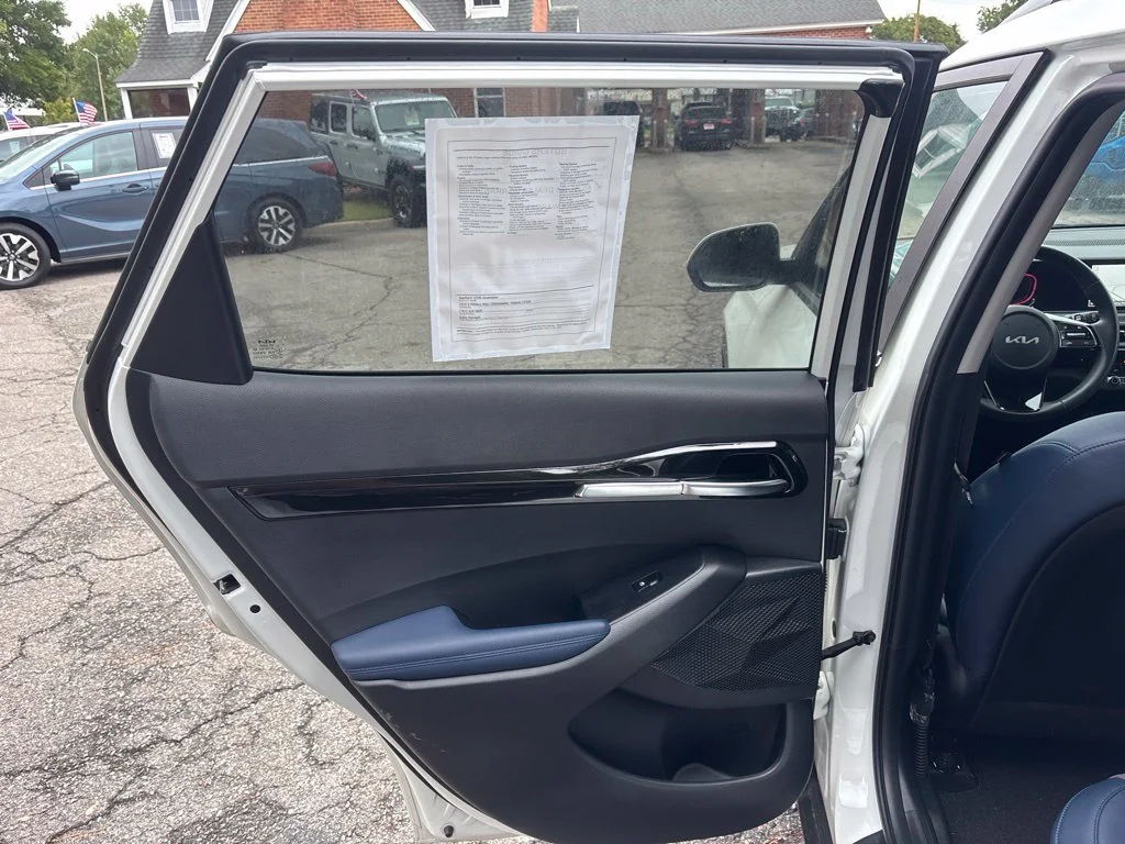 Used 2025 White Kia S image 14