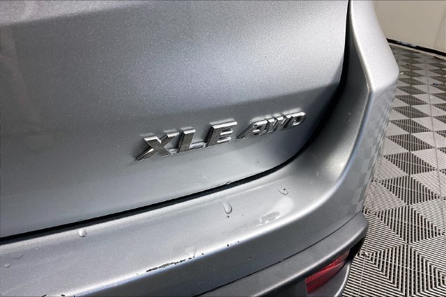 Used 2017 Silver Toyota XLE image 22