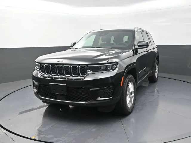 New 2026 Diamond Black Crystal Pearl-Coat Exterior Paint Jeep Laredo X image 4