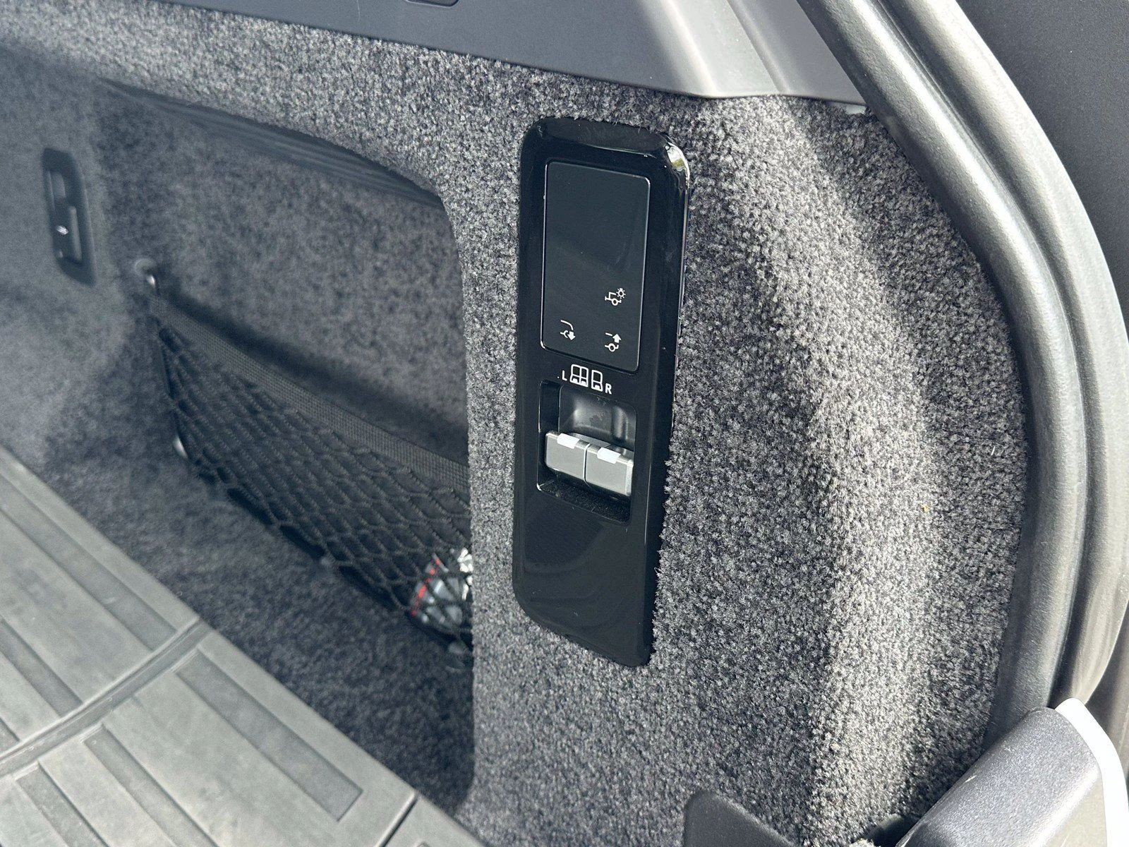 Used 2023  Land Rover SE image 12