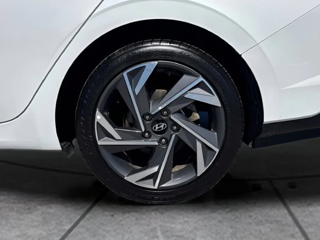 Used 2025 White Hyundai SEL Convenience image 32