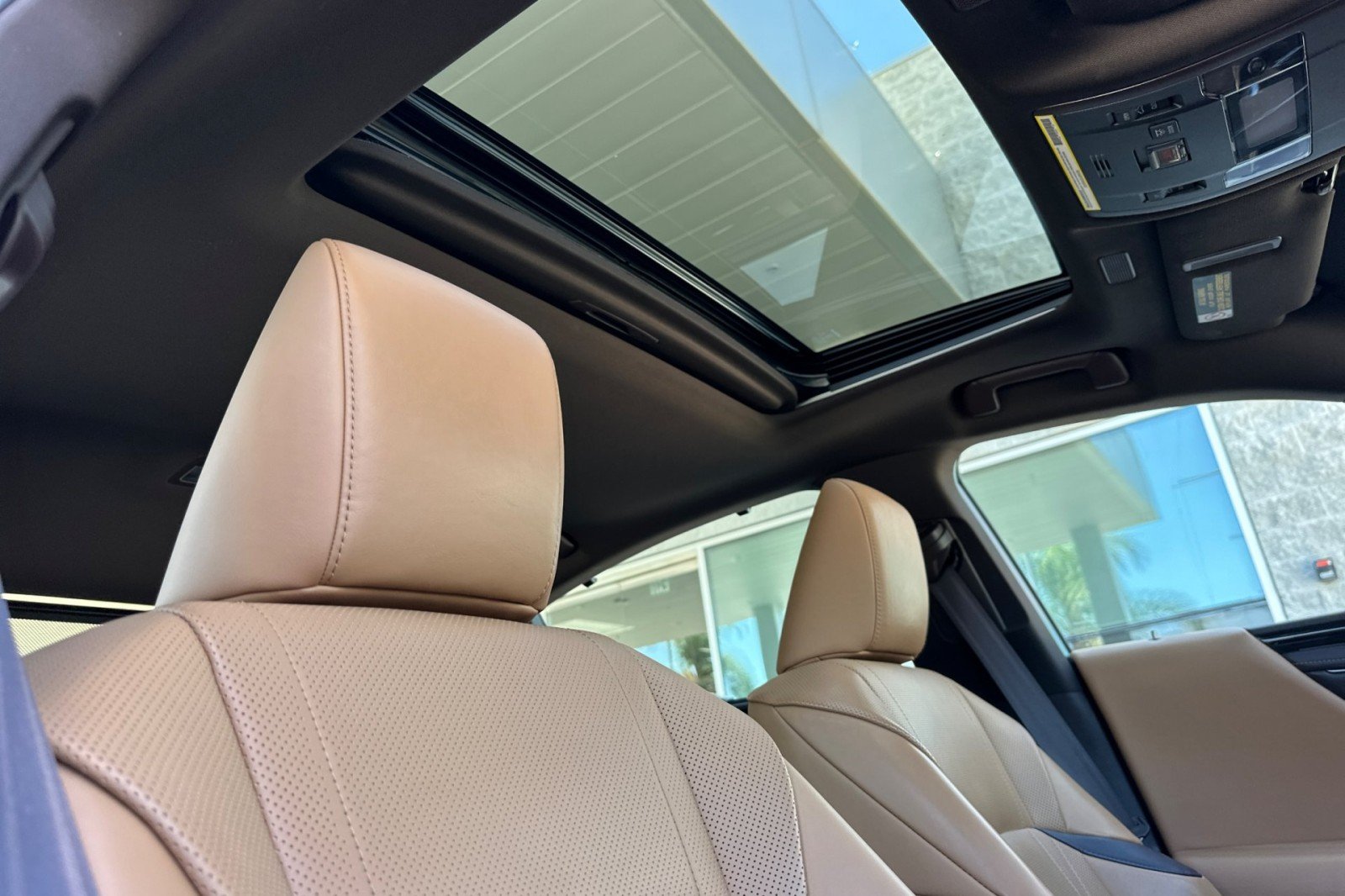 Used 2019 WHITE Lexus ES 300h image 16