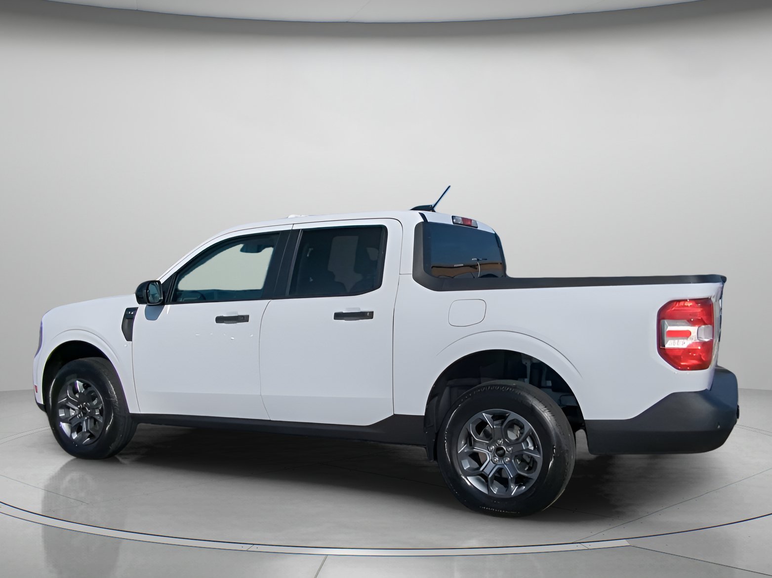 New 2026 Oxford White Ford XLT image 17