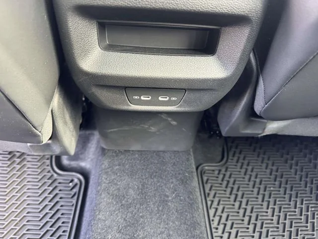 2025 Volkswagen Tiguan SE - Photo 12
