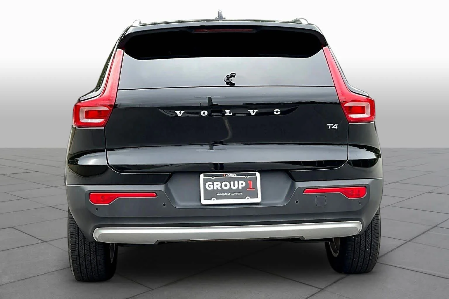 Used 2020 black Volvo Momentum image 5